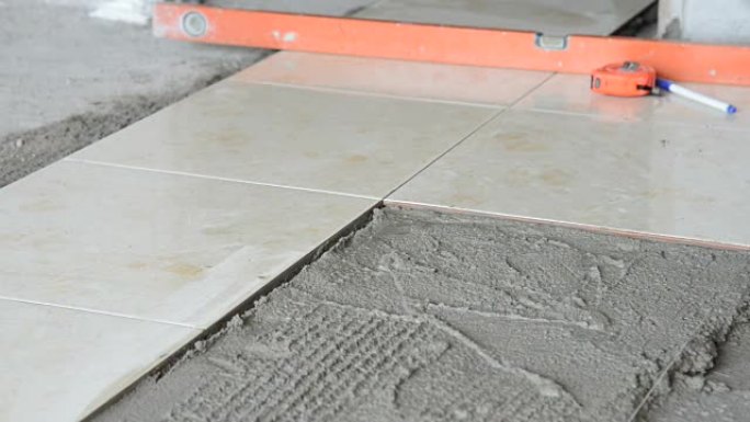 缩小: 安装瓷砖地板