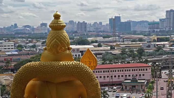 在吉隆坡的黑风洞，以KL市为背景的Murugan勋爵的背后