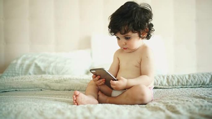 婴儿毁了智能手机智能手机打字通话购物自拍