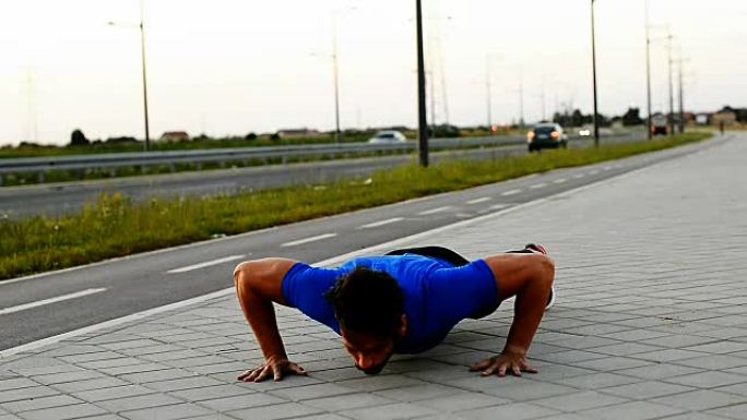 强壮运动员在户外做弹跳俯卧撑的视频