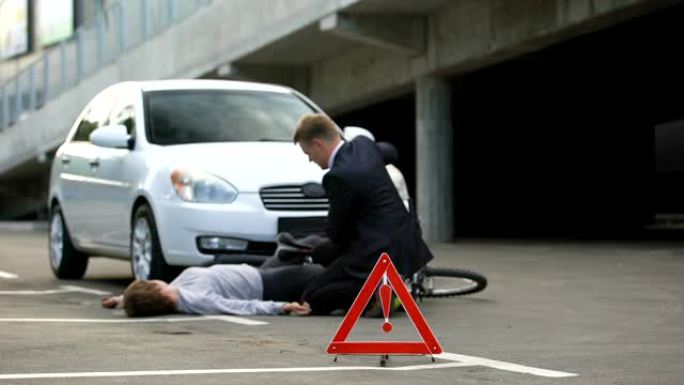 道路上的红色三角形，男性在自行车车祸后紧急呼叫