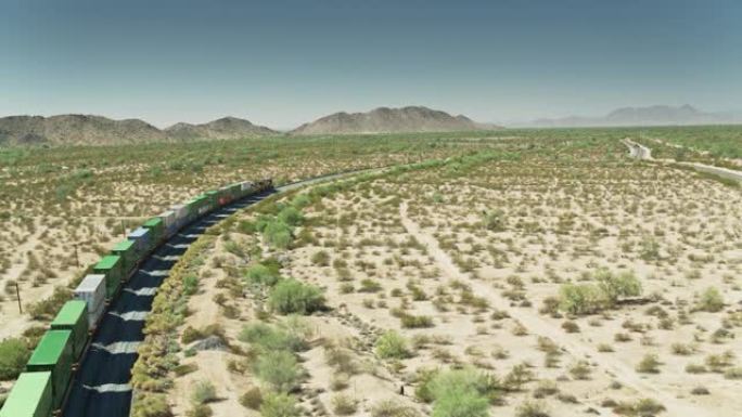 穿越亚利桑那州沙漠的货运列车-亚利桑那州