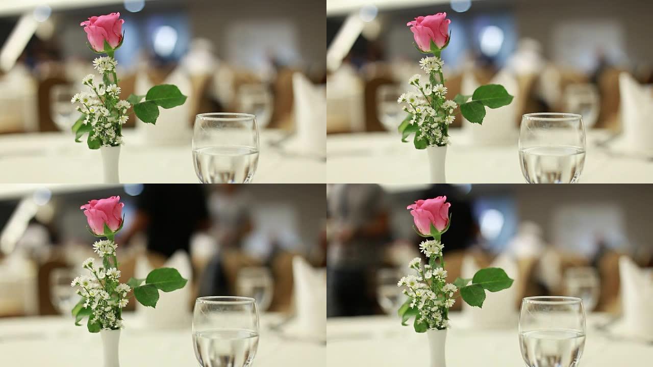 餐桌上的粉红玫瑰