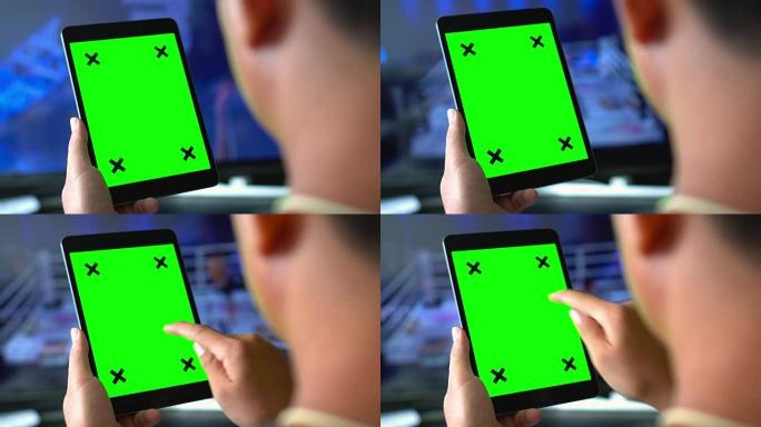 使用数字平板电脑的肩拍，绿屏
