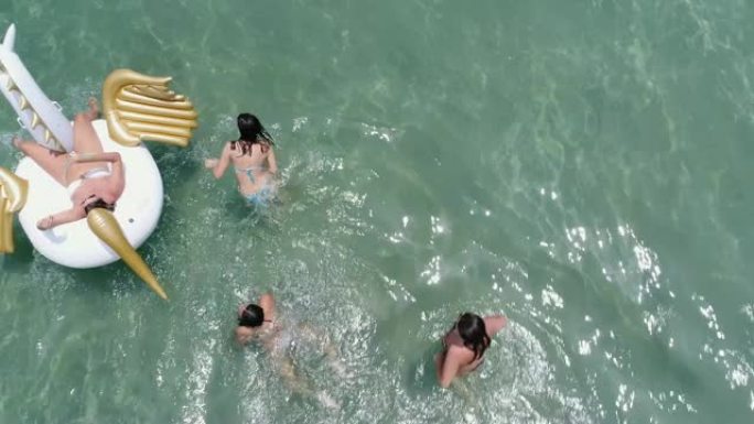 朋友们在海滩上玩充气浮子 -- 鸟瞰图