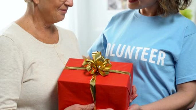 志愿者给养老金领取者生日礼物，慈善理念，财政支持