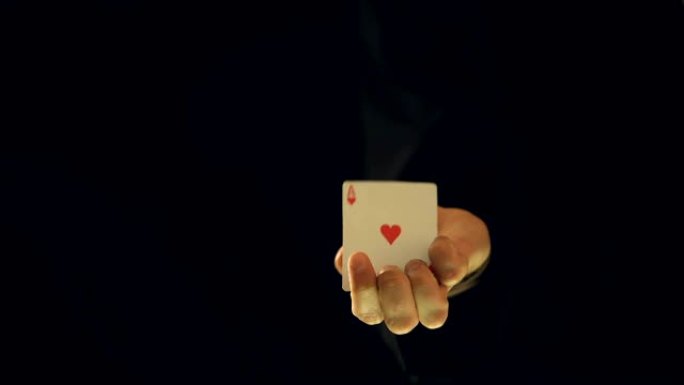 魔术师将心中的王牌藏在手中，对着镜头，魔术把戏