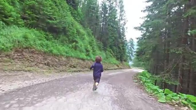 小男孩在山路上奔跑-多洛米蒂