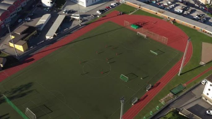 空中无人机拍摄了一个小镇的足球场