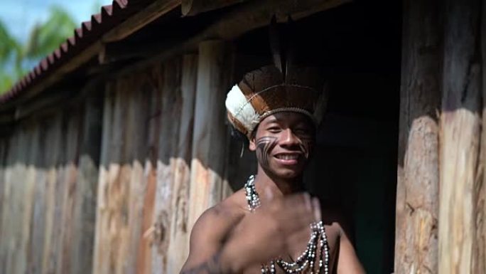 巴西土著年轻人招手并欢迎游客-来自瓜拉尼族