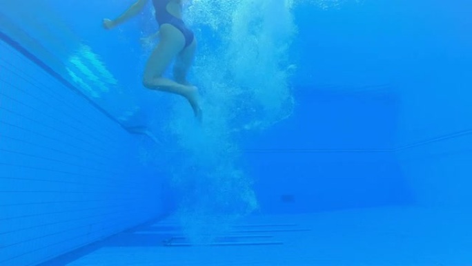 LD女跳水运动员在泳池降落