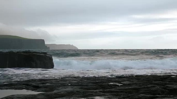 暴风雨天气下的杜林海岸线和莫赫悬崖