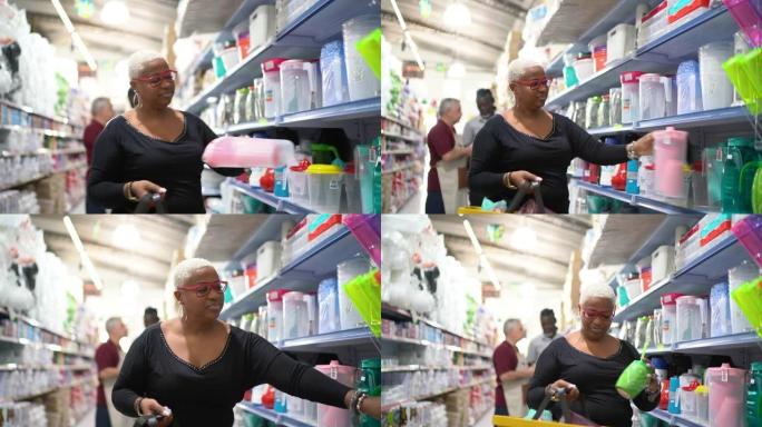 成熟的女性顾客选择批发产品