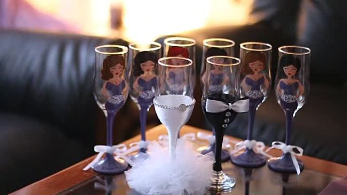 香槟眼镜站在新娘和伴娘面前的桌子上