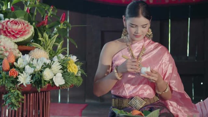 女性穿着传统服装泰国礼服雕刻胡萝卜装饰
