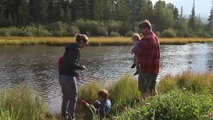年轻的家庭守望鸭子在山溪中漂浮
