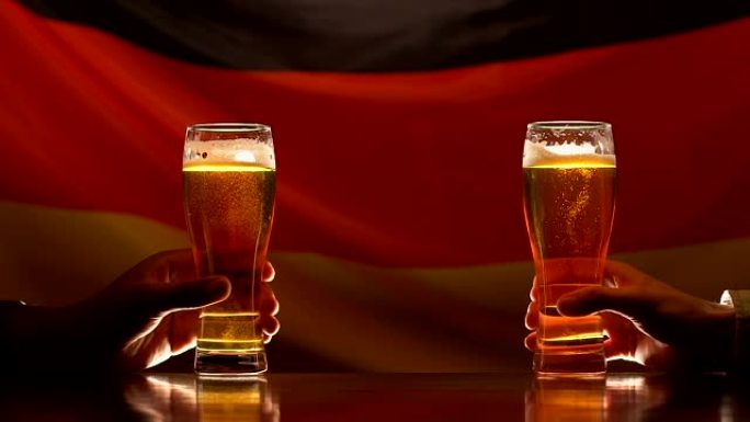 节日背景上，两个年轻人举着德国国旗的啤酒杯