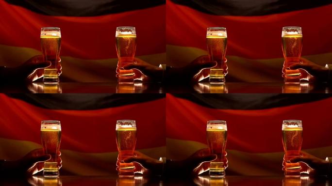 节日背景上，两个年轻人举着德国国旗的啤酒杯