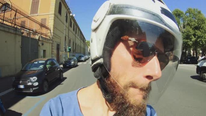 自拍踏板车骑行: 在罗马市中心的摩托车上