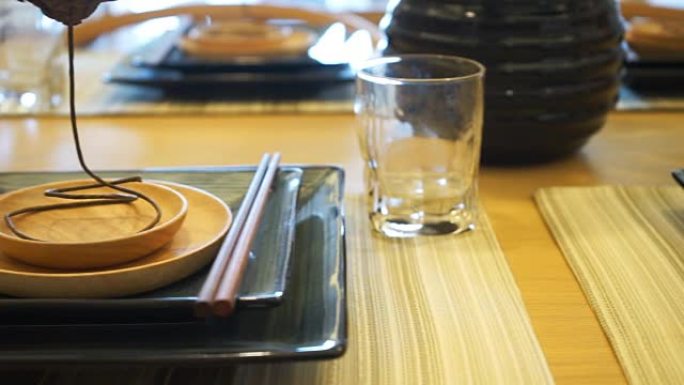 现代餐厅餐桌上的日式陶器