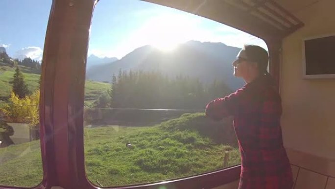 女人沿着山间铁轨坐火车，看着风景