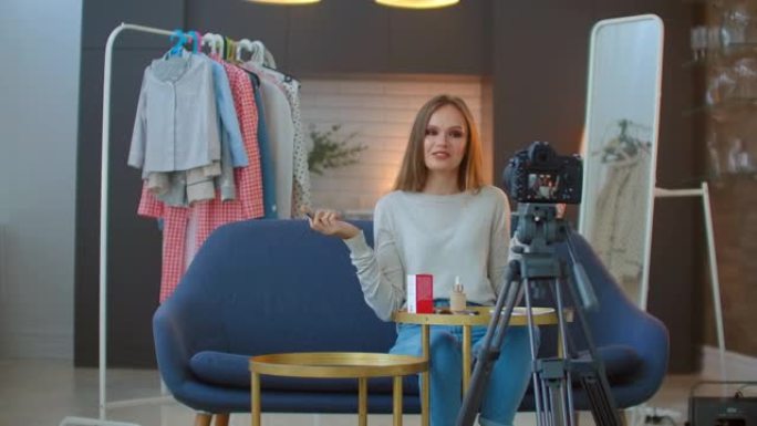 女性时尚博客作者录制化妆教程，在vlog的社交媒体上分享。