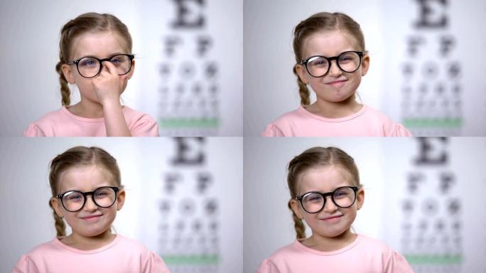 可爱的女孩子微笑调节眼镜，成功的视力治疗