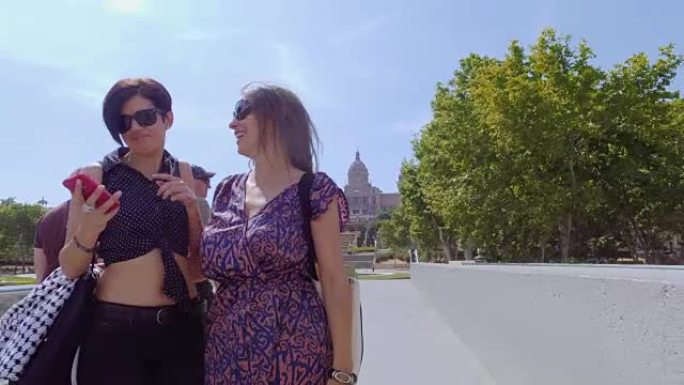 夏季在巴塞罗那的女性朋友