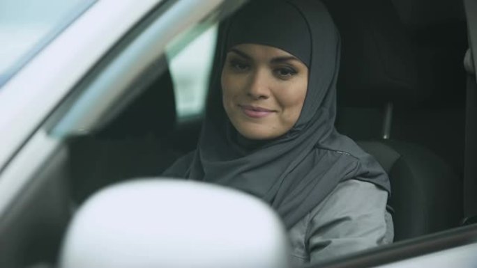 年轻的穆斯林女士准备开车，商务女士去开会，驾照