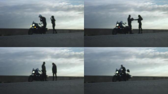 恋爱中的年轻夫妇骑着摩托车在吵架