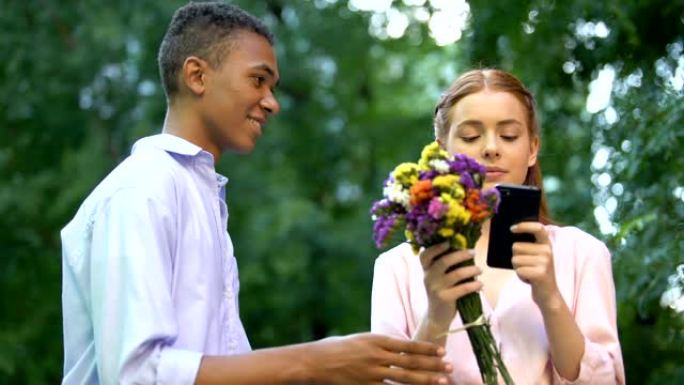 冷漠的少女无视男友献花，聊天智能手机