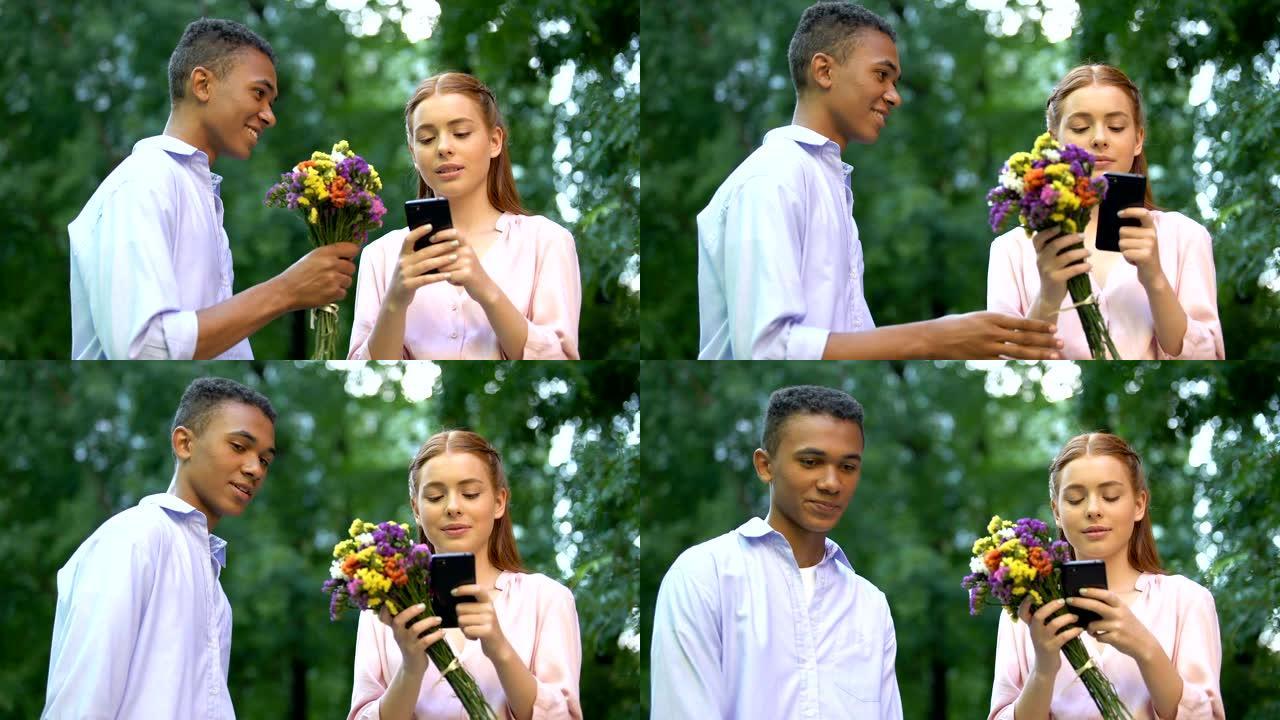 冷漠的少女无视男友献花，聊天智能手机