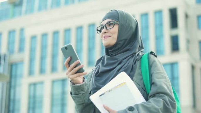 受鼓舞的穆斯林女士收到电话信息，得到新的工作，就业