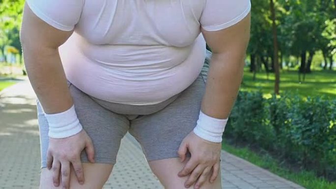 胖子停下来恢复呼吸，在公园慢跑，与超重作斗争