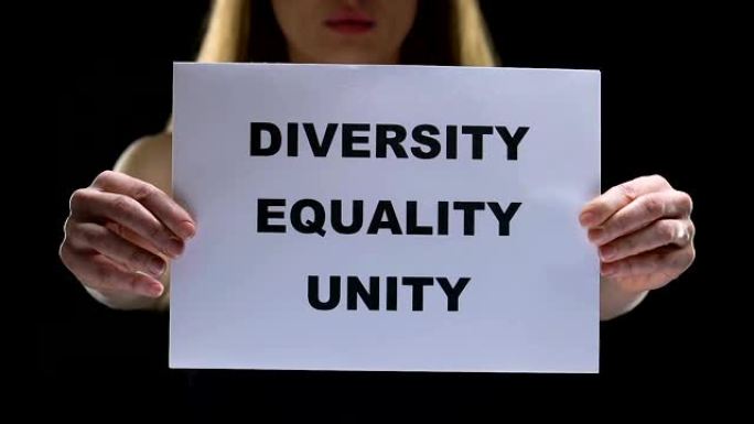 女士举着多元平等团结的标志，为女性的社会权利而奋斗
