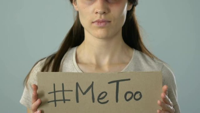 我也是，在受伤女性手中的标签海报，性侵犯受害者寻求帮助