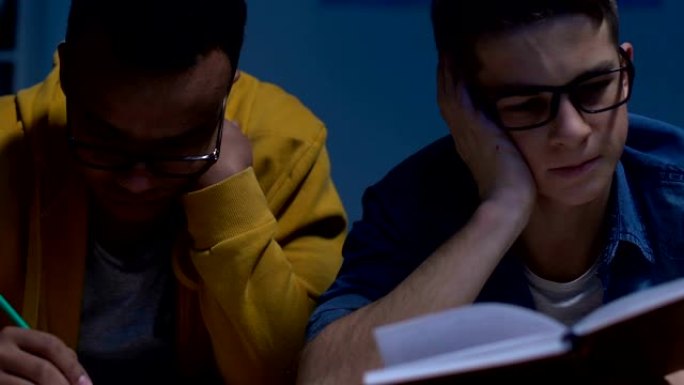 两个昏昏欲睡的学生深夜做作业备考教育