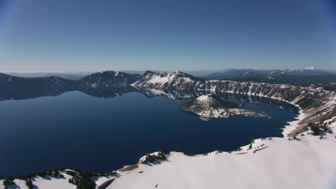 火山口湖的鸟瞰图。