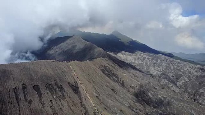 4K: 东爪哇布罗莫火山的鸟瞰图，印度尼西亚布罗莫火山的无人机摄像机的鸟瞰图