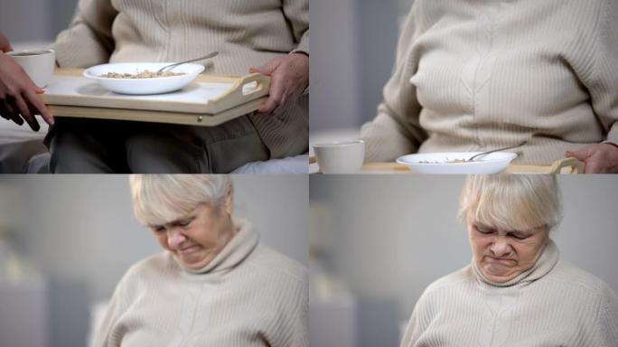 护士为老病人提供晚餐，老妇拒绝吃粥