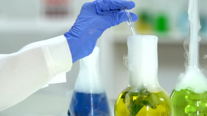 生物化学家提取沸腾植物提取物的样品，美容实验室