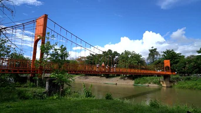 老挝荣格洞的橙色桥