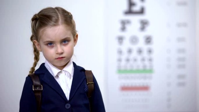 悲伤的女学生摘下眼镜，对视力问题，眼病不满