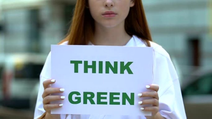 在女性手中思考绿色标志，生态志愿服务，环境保护