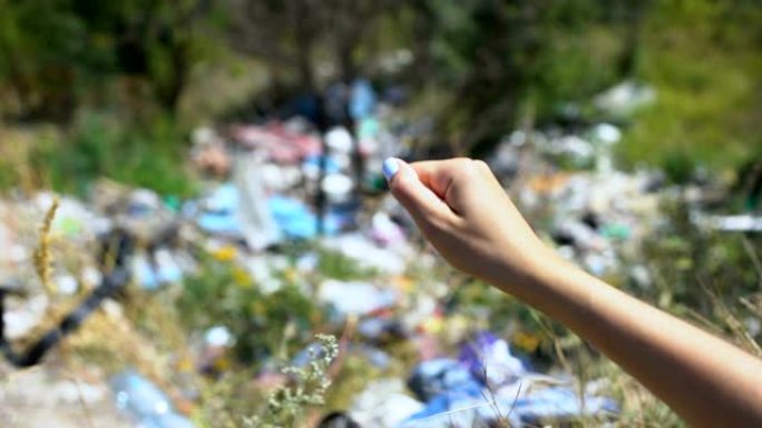 女人把烟头扔进森林垃圾填埋场，人类对生态系统的影响