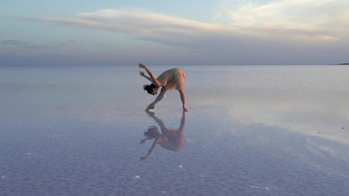 年轻的芭蕾舞演员在盐湖上独舞