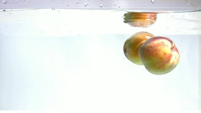 水中的桃子