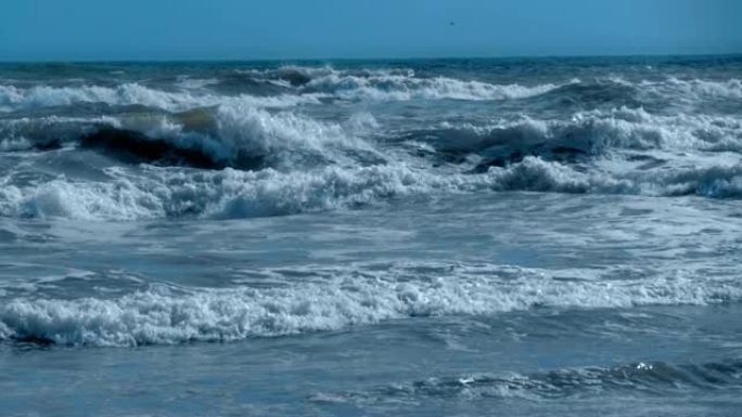 暴风雨的大海，巨大的蓝色波浪，泡沫白浪和飞溅