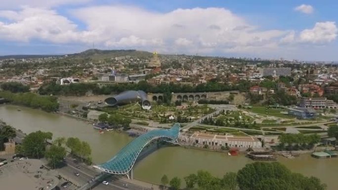 第比利斯的片桥，现代城市的未来建筑，鸟瞰图
