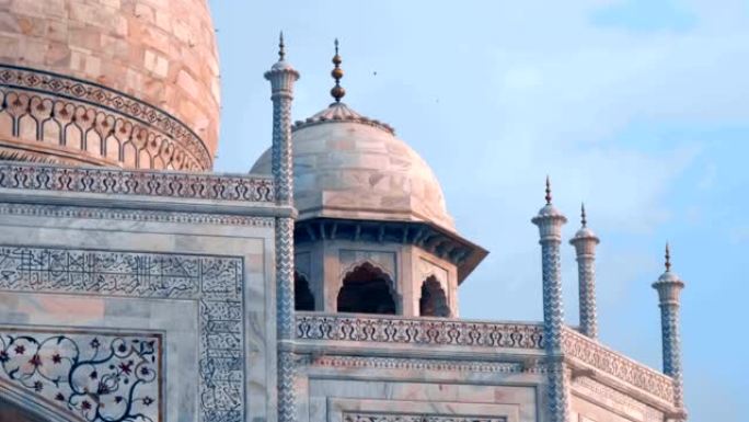 在印度，蓝色的天空衬托着泰姬陵的穹顶